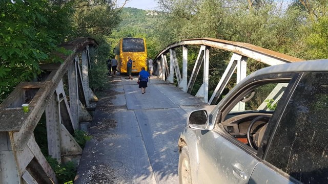 Автобус, пълен с миряни, закъса на мост над Искър (СНИМКА)