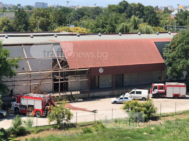 Голяма трагедия в Пловдив! Пожарна, полиция и криминална лаборатория обсадиха сградата на мебелна къща (СНИМКИ)