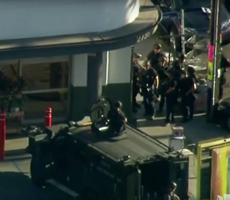 Въоръжен мъж се е барикадирал в американски супермаркет в Лос Анджелис, една жена е загинала (ВИДЕО)