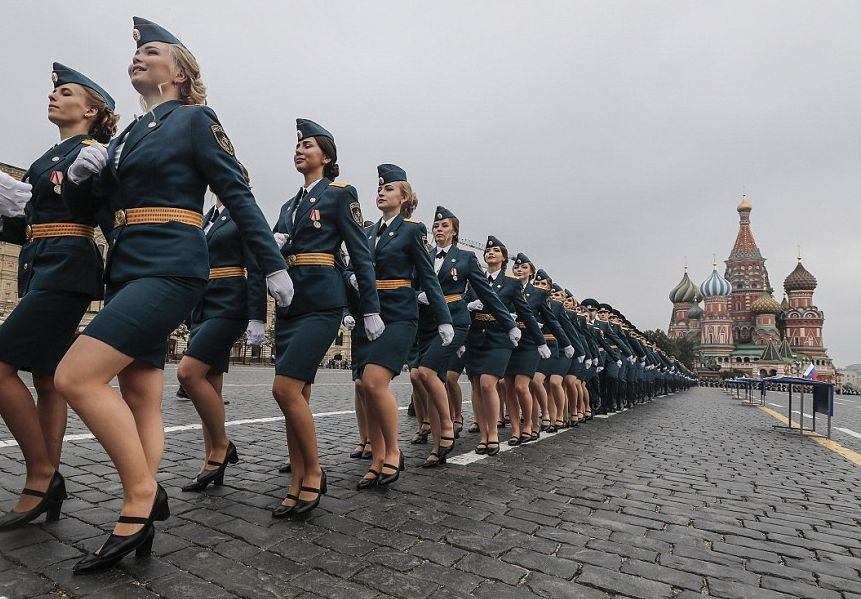 Москва ще чака от тези дългокраки девойки в униформи спасение, когато стане напечено (СНИМКИ/ВИДЕО)