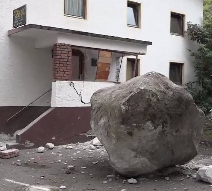 20-тонна скала се заби в сграда в Австрия (ВИДЕО)