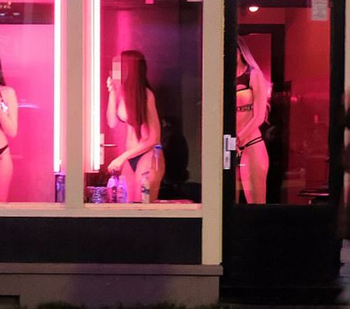 Разказ на две проститутки и бруталната истина за СПИН-а в квартала с червените фенери в Амстердам 