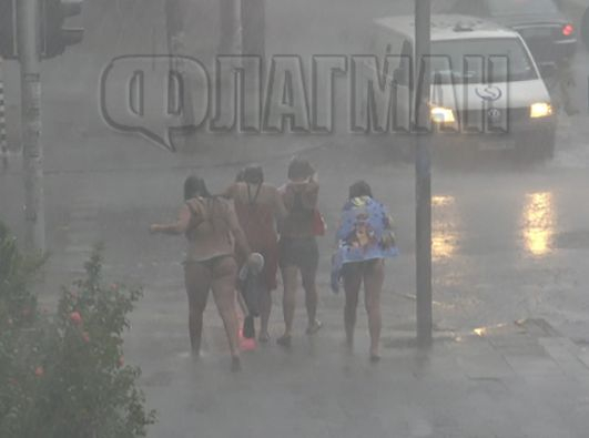 Извънредно от Бургас: Невиждана тропическа буря помете града, чува се вой на сирени, полуголи момичета тичат панически! (СНИМКИ/ВИДЕО)