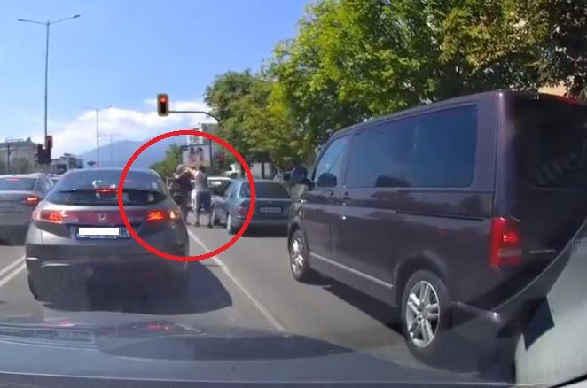 Само в БЛИЦ! Брутално ВИДЕО – шофьори се млатят насред голямо задръстване в София (СНИМКИ)