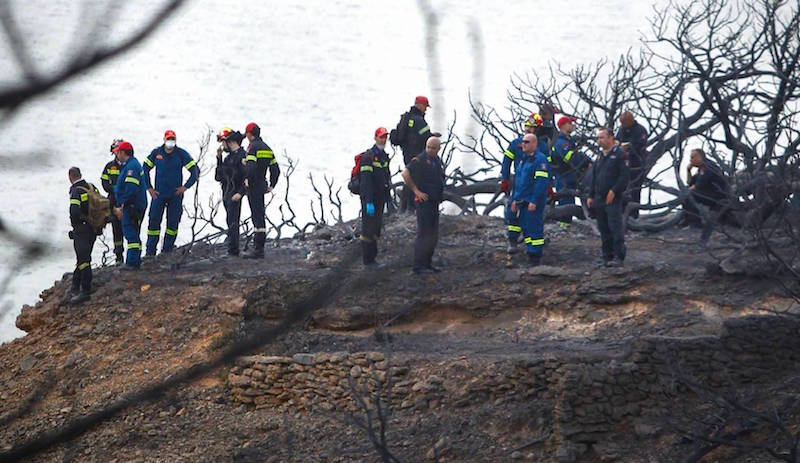 Извънредно от Гърция: Още 24 трупа открити в пепелища до плаж, майка с дете са се удавили в морето, търсейки спасение от пламъците (СНИМКИ/ВИДЕО 18+)