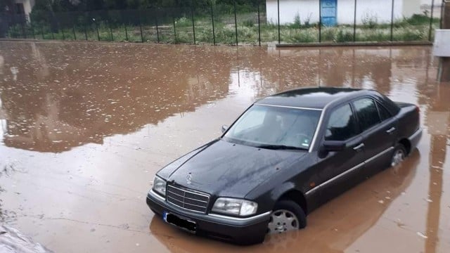 Тетевен потъна, водата се покачва с всяка минута, хората се придвижват с... кану (СНИМКИ)