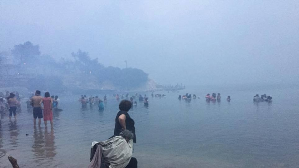 Фоторепортер за ужаса в Гърция: Купчини овъглени трупове на хора се виждат само на 15 метра от морето (СНИМКИ/ВИДЕО 18+) 