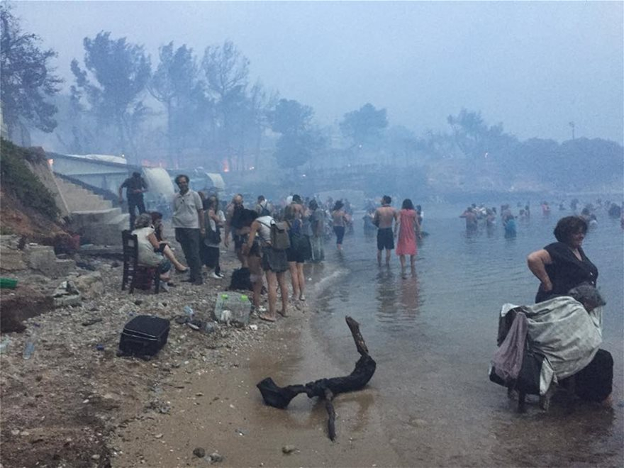 Фоторепортер за ужаса в Гърция: Купчини овъглени трупове на хора се виждат само на 15 метра от морето (СНИМКИ/ВИДЕО 18+) 