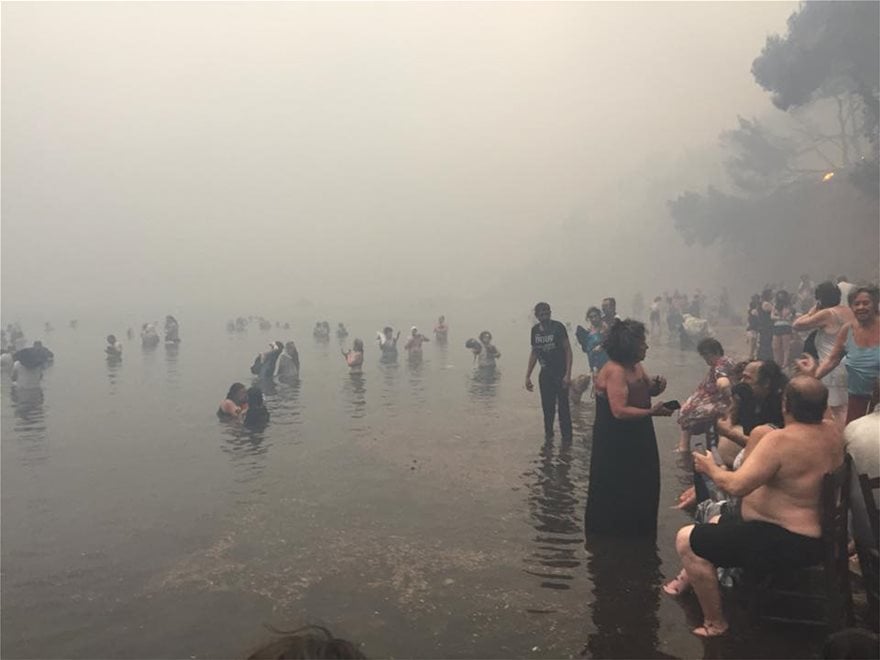 Фоторепортер за ужаса в Гърция: Купчини овъглени трупове на хора се виждат само на 15 метра от морето (СНИМКИ/ВИДЕО 18+) 