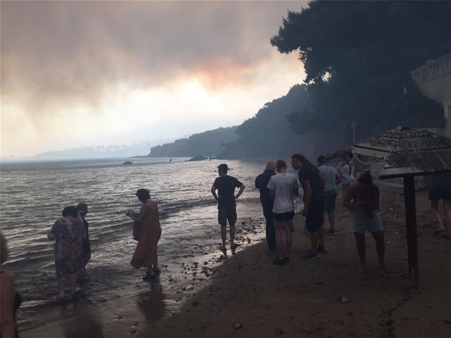 Фоторепортер за ужаса в Гърция: Купчини овъглени трупове на хора се виждат само на 15 метра от морето (СНИМКИ/ВИДЕО 18+) 