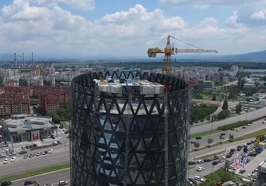От птичи поглед: Дрон засне докъде стигна строителството на софийската Наклонена кула (ВИДЕО)