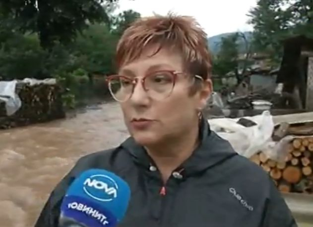Кметът на Тетевен по дъждобран обясни какво се случва в общината (СНИМКИ)