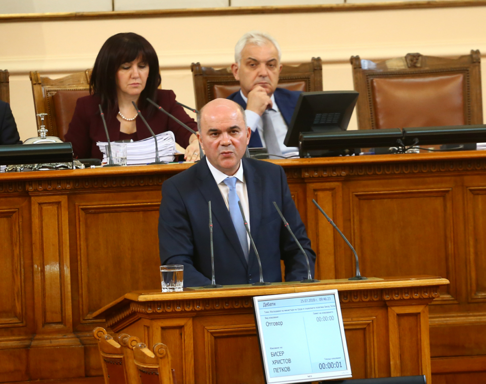 Бисер Петков представя Закона за социалните услуги в парламента