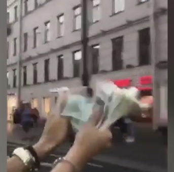 Невръстни богаташчета, накачени в джип, подлудиха Санкт Петербург и хвърлиха хиляди долари по улиците (ВИДЕО)