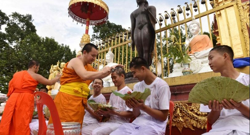Остригаха косите и обръснаха веждите на спасените от пещерата тайландски футболисти (СНИМКИ/ВИДЕО)