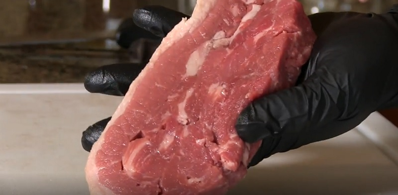 Парче месо изглежда съвсем обикновено, но това, което крие, е много опасно (СНИМКИ/ВИДЕО)