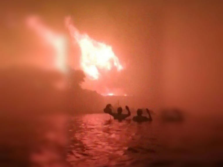 Нови разтърсващи СНИМКИ от „плажа на ада“ в Гърция! Морето пламна, хората ослепяха 