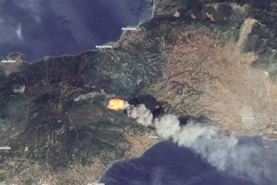 Страховито! Пожарите в Гърция се виждат и от Космоса (СНИМКИ/ВИДЕО)