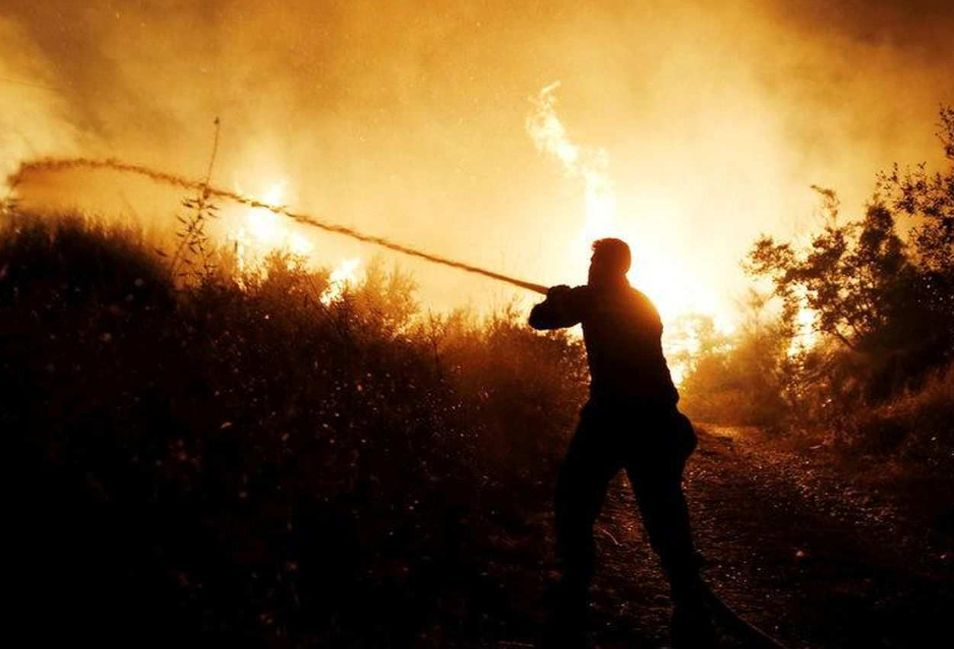 Страховито! Пожарите в Гърция се виждат и от Космоса (СНИМКИ/ВИДЕО)