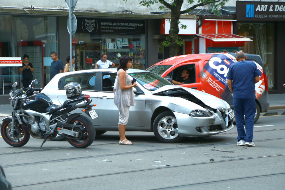 Първо в БЛИЦ: Засукана шофьорка помете моторист на "Дондуков" (СНИМКИ)