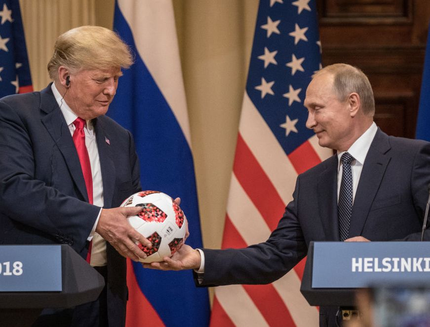 От „Адидас“ признаха: Да, има скрит чип в топката от Путин за Тръмп