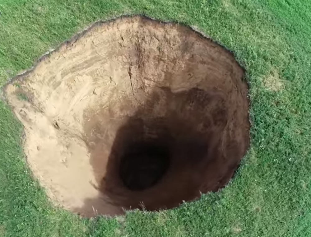 Огромна дупка се отвори насред поле в Русия (ВИДЕО)