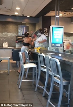 Служителка на Макдоналдс и клиентка си спретнаха брутален бой (ВИДЕО 18+)