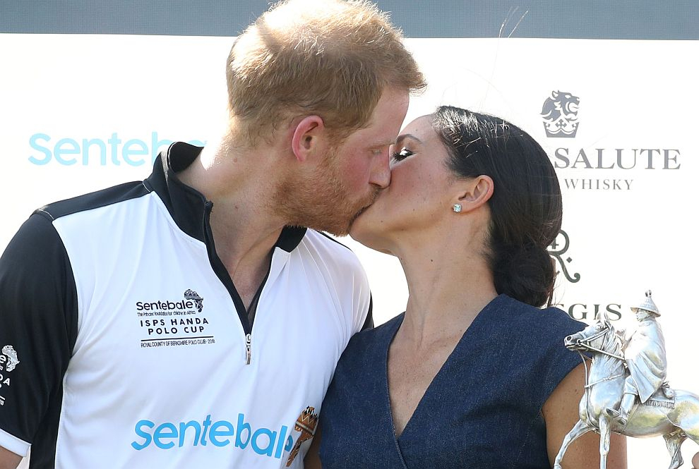 Страстна целувка: Принц Хари награби Меган пред камерите и... (СНИМКА)