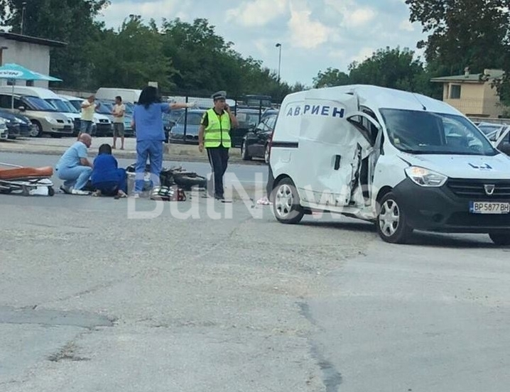 Касапница край Враца, моторист се размаза в аварийна кола на ВиК (СНИМКИ)