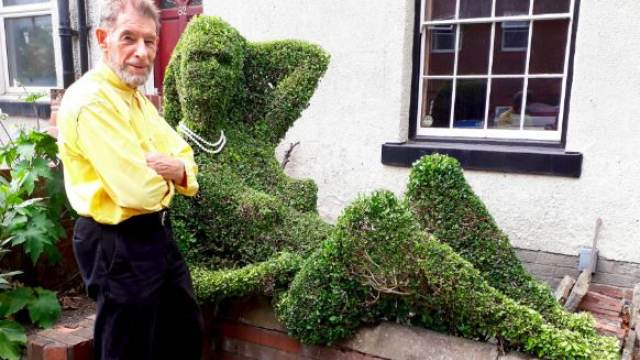 Британец подстрига храста си във вид на гола жена и привлече куп извратеняци