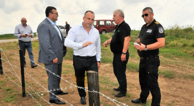Изградени са 11 км от оградата по границата с Румъния срещу чумата