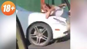 Шокиращо ВИДЕО 18+: Блондинка спря колата, за да танцува на пътя, бяла лимузина я уби на място
