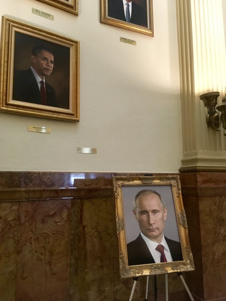 В капитолия на Колорадо вместо портрет на Тръмп окачили фотография на Путин (СНИМКА)