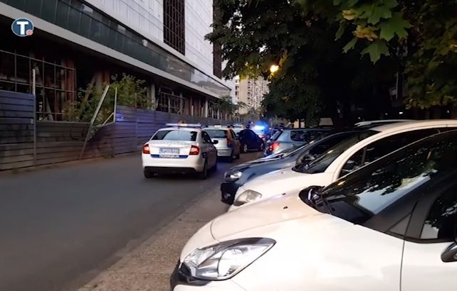 Почерня от полиция пред дома на разстреляния адвокат на Милошевич! Униформените търсят... (СНИМКИ/ВИДЕО)