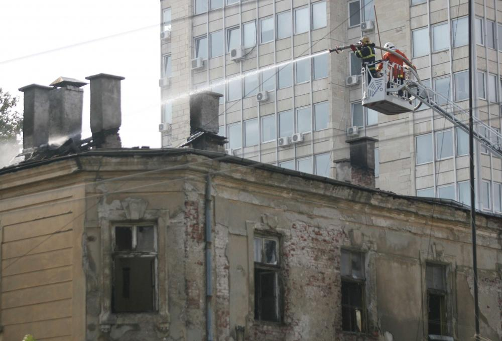 Печални СНИМКИ от руините, които останаха след пожара в "Царските конюшни" (ВИДЕО)