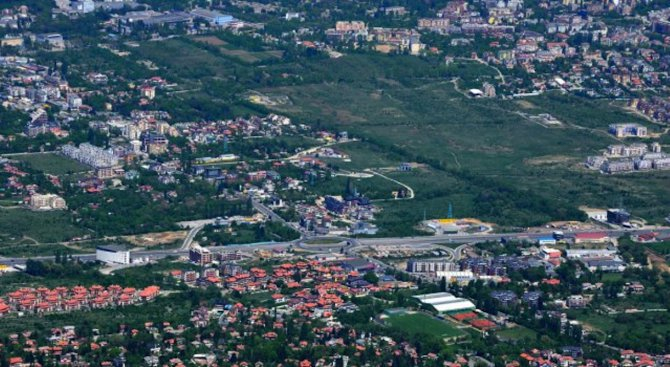 Пореден абсурд в София! След галопа на кончетата в центъра, столичани от ж. к. "Драгалевци" заснеха и... (СНИМКА)