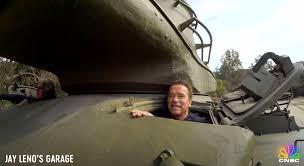 Ще газим всичко наред: Арнолд Шварценегер и Джей Лено сплескаха лимузина с танк (УНИКАЛНО ВИДЕО)