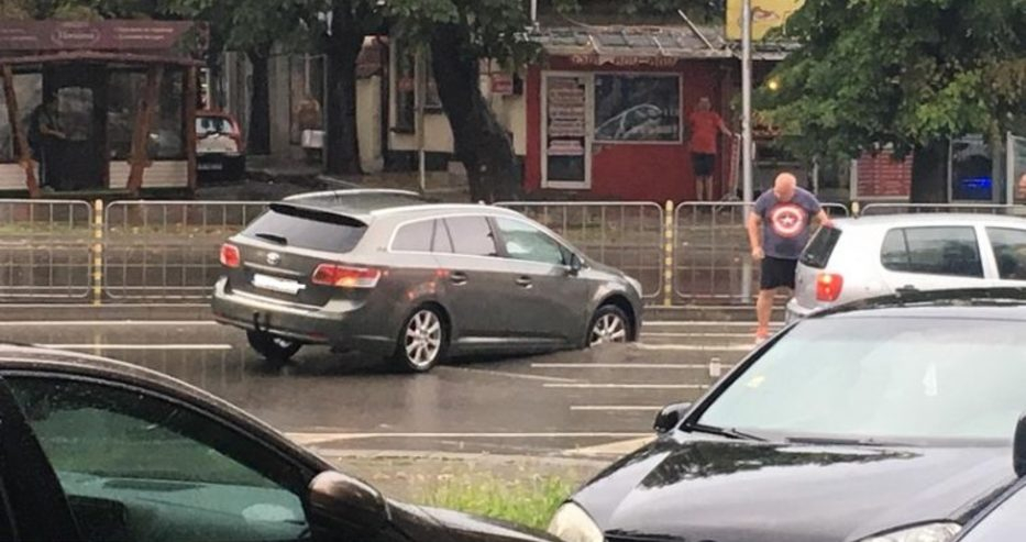 Земята налапа автомобил във Варна (СНИМКА)