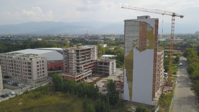 Много опасно! Стотици метри изолация се срутиха от блок в Пловдив (СНИМКИ/ВИДЕО)