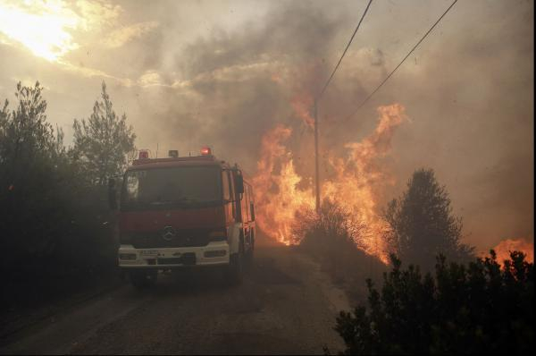 Увеличи се броят на жертвите от огнената стихия в Гърция