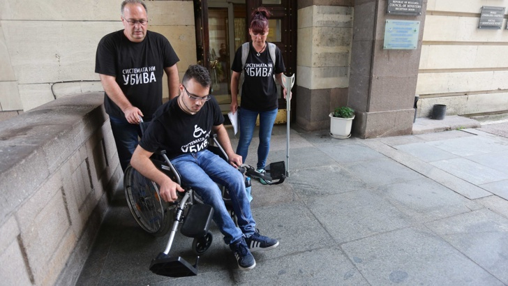 Родители закараха сина си с увреждания в приемната на Борисов, оставиха го на грижите на премиера за ден (СНИМКИ)