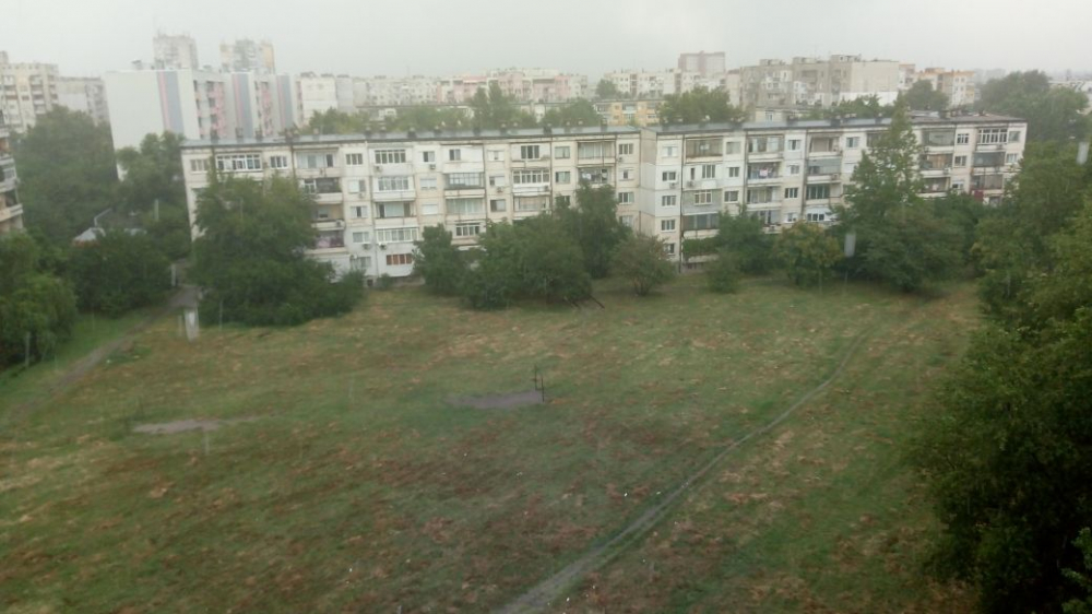 Извънредно в БЛИЦ! Порой с гръмотевици се вихри в момента в Пловдив (СНИМКА)