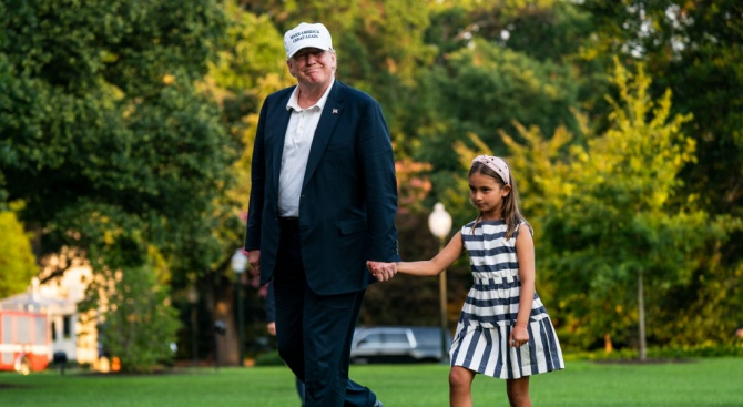 Тръмп хвана малката Арабела за ръка и засия от щастие (СНИМКИ)