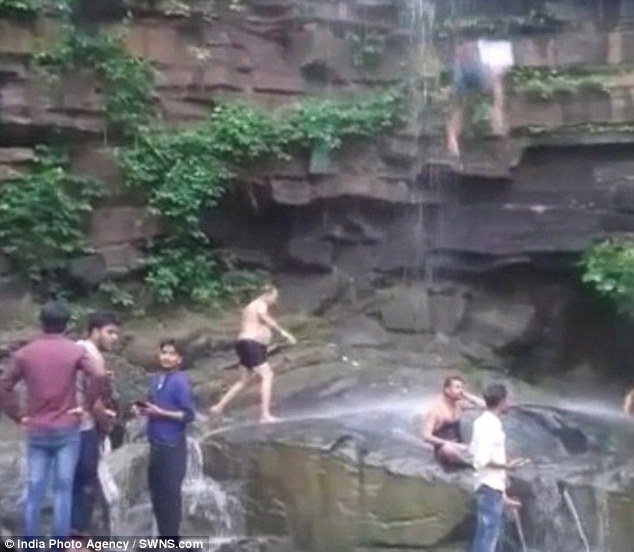 Турист оцеля след 15-метрово падане заради ефектна снимка (ВИДЕО)
