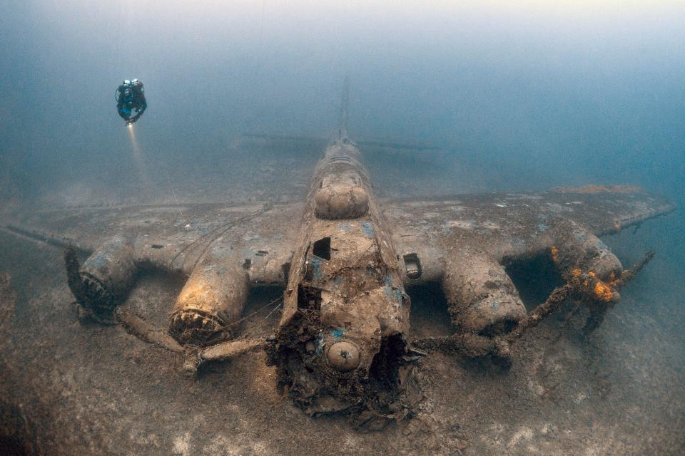 С невероятните си подводни СНИМКИ британски фотограф разкри мистерията с изчезнал през Втората световна война бомбардировач