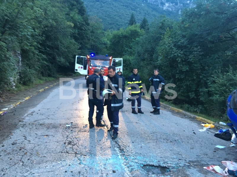 Жестока катастрофа край Враца! "Сеат" се обърна на пътя, пожарникари вадят пострадалите младежи (СНИМКИ 18+) 