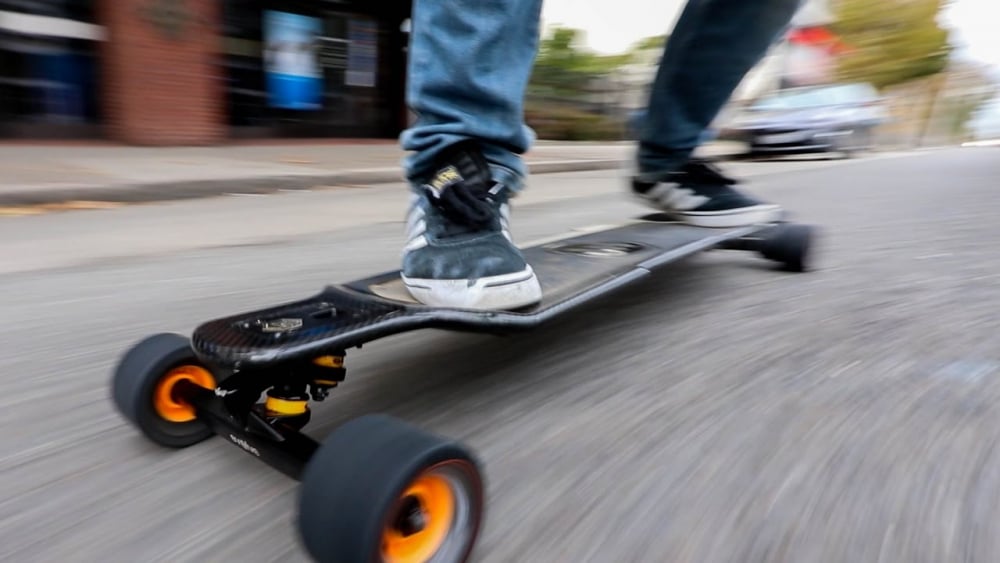 Мъж обикаля Съединените щати с електрически скейтборд (ВИДЕО)