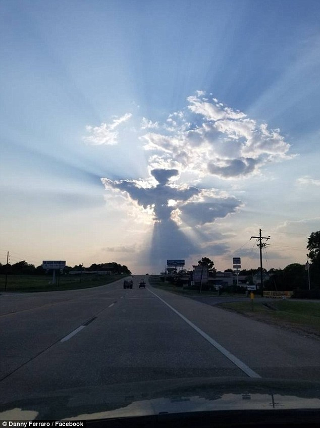 Шофьор от Тексас направи СНИМКАТА на живота си! Докато кара по магистралата, улови в небето нещо, за което сега говори цялата мрежа!