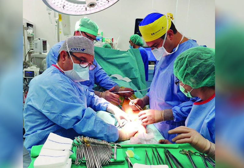 В 7-часовата комбинирана операция четирима хирурзи от различни болници на Аджибадем Сити Клиник спасиха 75-годишен мъж