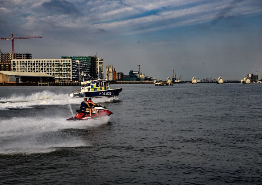 Лондончани станаха свидетели на нещо необичайно по река Темза (СНИМКА)